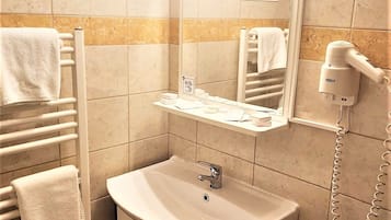 Family Maisonette 4 Bedrooms, Mountain View | 浴室 | 免費梳洗用品、風筒、提供毛巾、廁紙