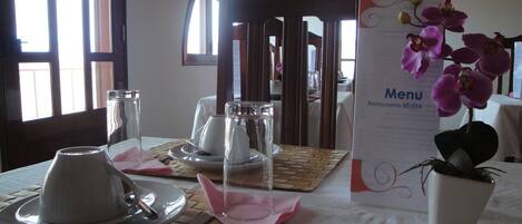 Petit déjeuner, déjeuner et dîner servis sur place, vue sur la mer