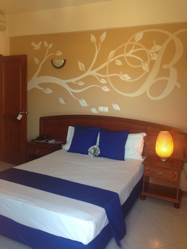 Minibar, caja de seguridad en la habitación y escritorio 