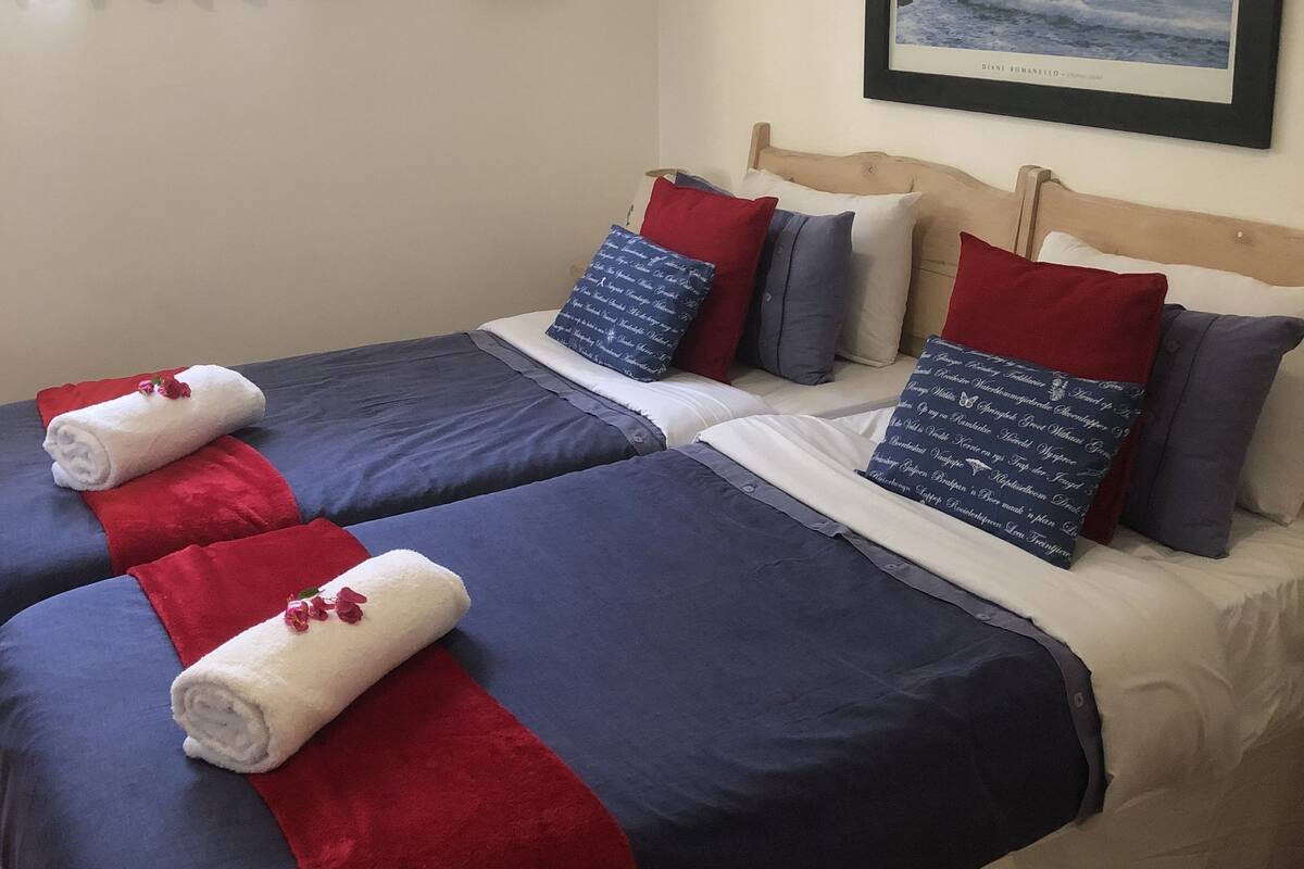 Quarto triplo | Ferros/tábuas de passar roupa, individualmente decorados