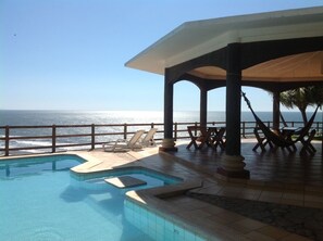 Outdoor pool, pool loungers - Hotel Miraflores (El Cuco)