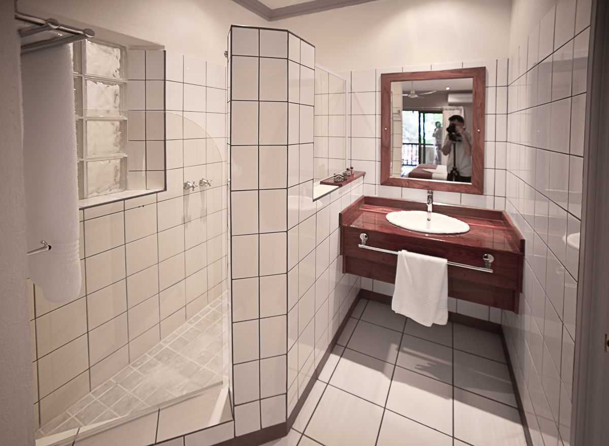 deluxe twin room | bathroom | shower, towels