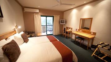 Habitación Deluxe con 2 camas individuales | 1 habitación, caja de seguridad en la habitación y escritorio