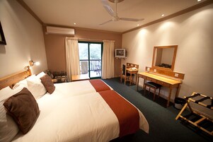 Deluxe Twin Room | 1 bedroom, in-room safe, desk, laptop workspace