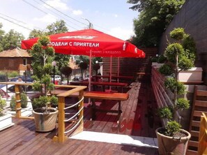 Phục vụ bữa trưa, bữa tối và bữa sáng muộn 