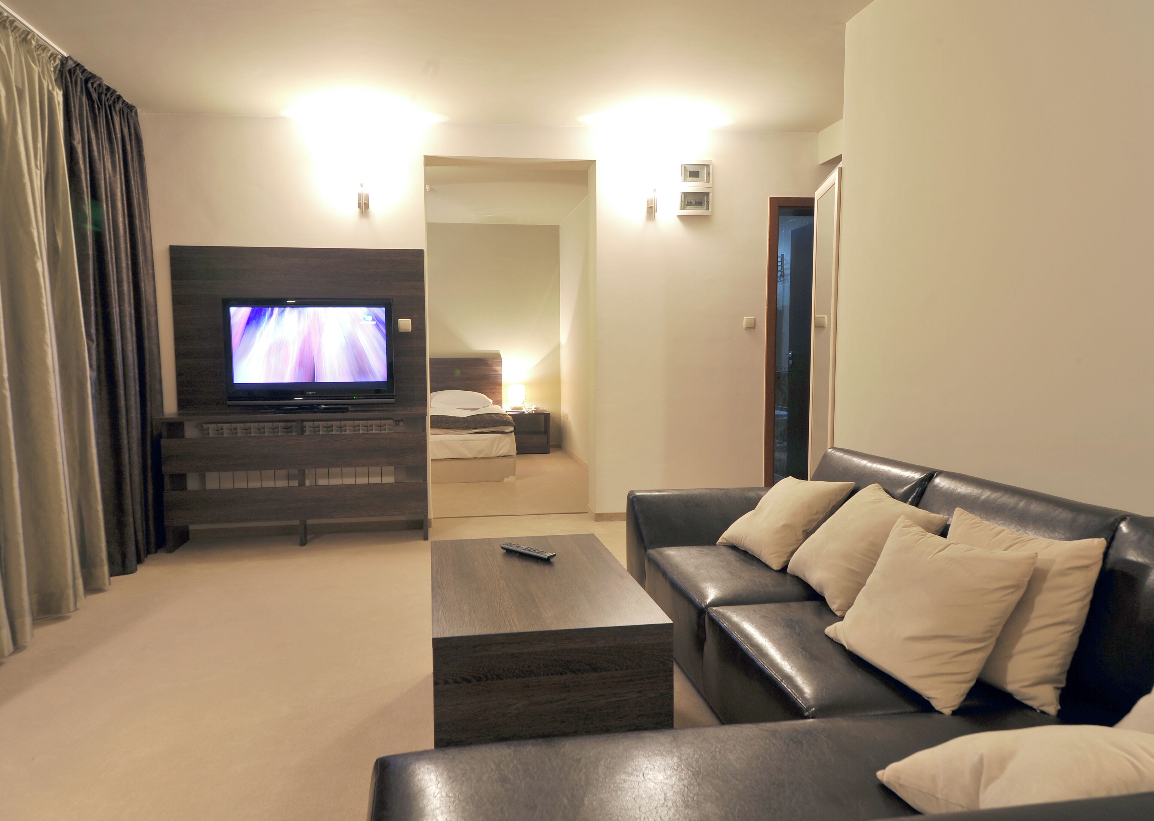 Phòng Suite, ban công, quang cảnh núi | Minibar, bàn, bàn ủi/dụng cụ ủi quần áo 