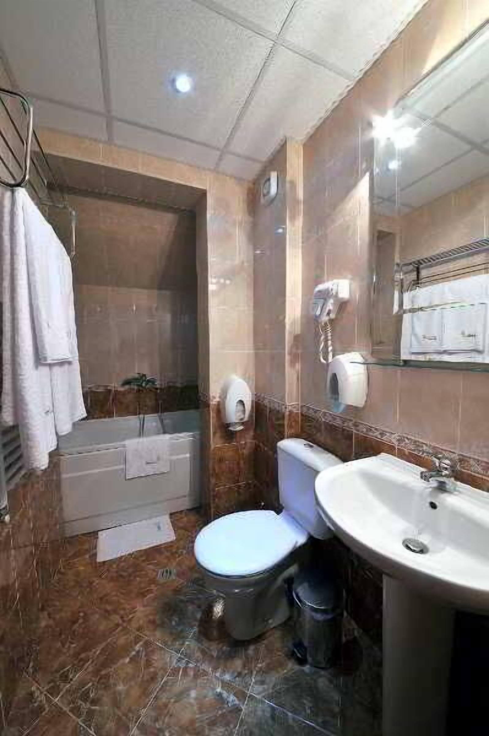 Regadera, amenidades de baño gratuitas, secadora de cabello, toallas 