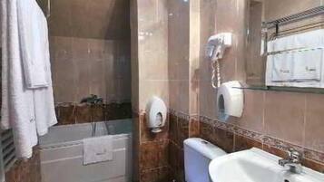 Regadera, amenidades de baño gratuitas, secadora de cabello, toallas