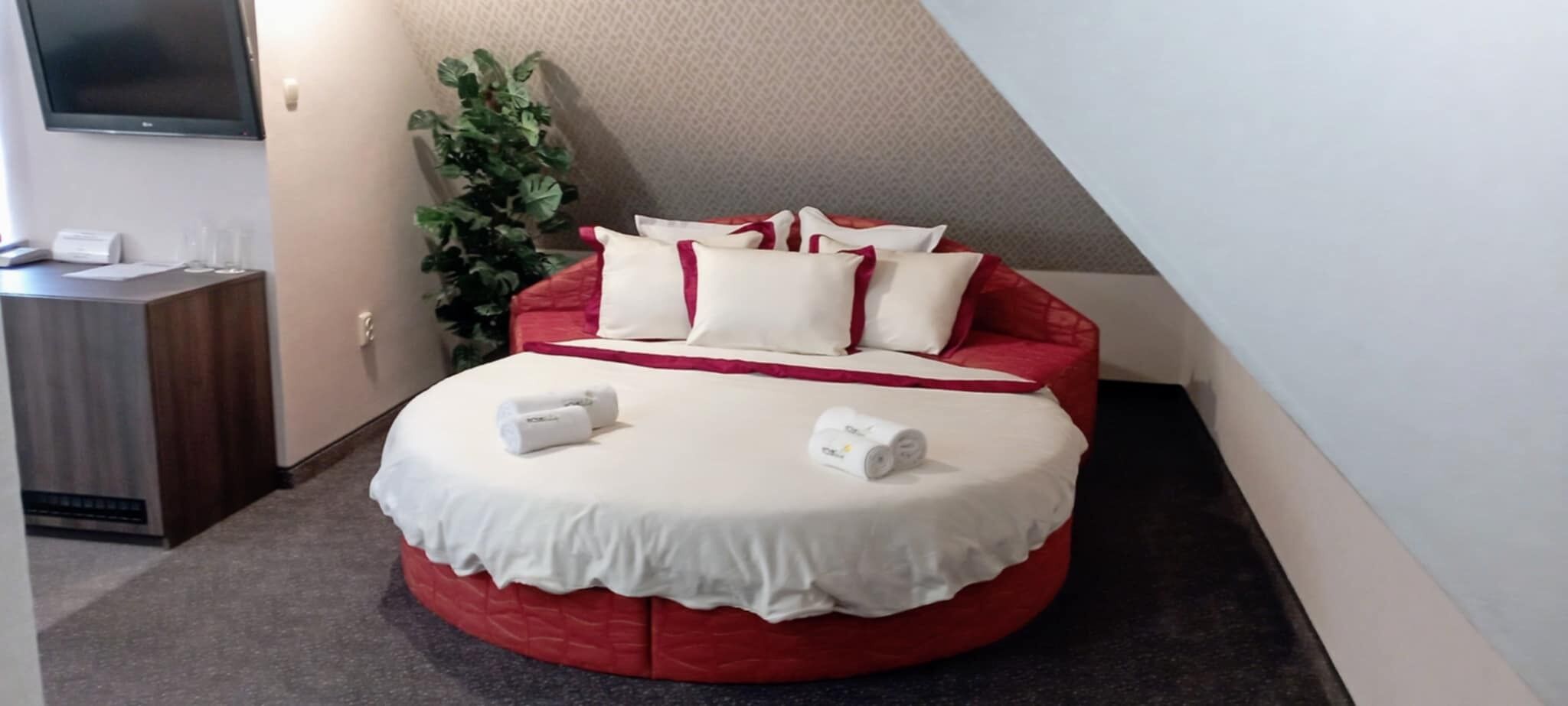 Phòng đôi tiện nghi đơn giản, ban công, quang cảnh thành phố | Minibar, bàn, bàn ủi/dụng cụ ủi quần áo 