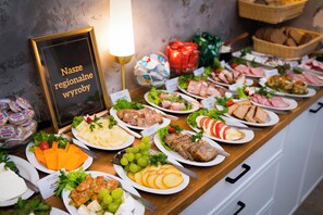 Tägliches Frühstücksbuffet gegen Gebühr