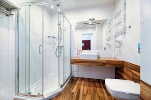Bañera y ducha independientes, cabezal de ducha tipo lluvia