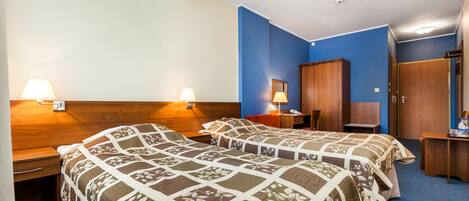Cots/infant beds, free WiFi