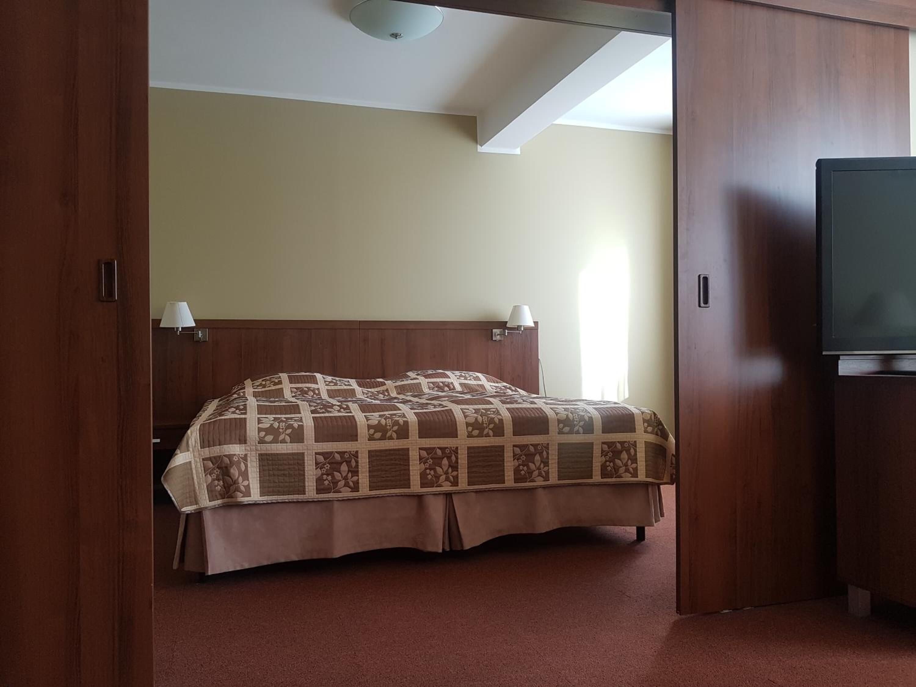 Cots/infant beds, free WiFi