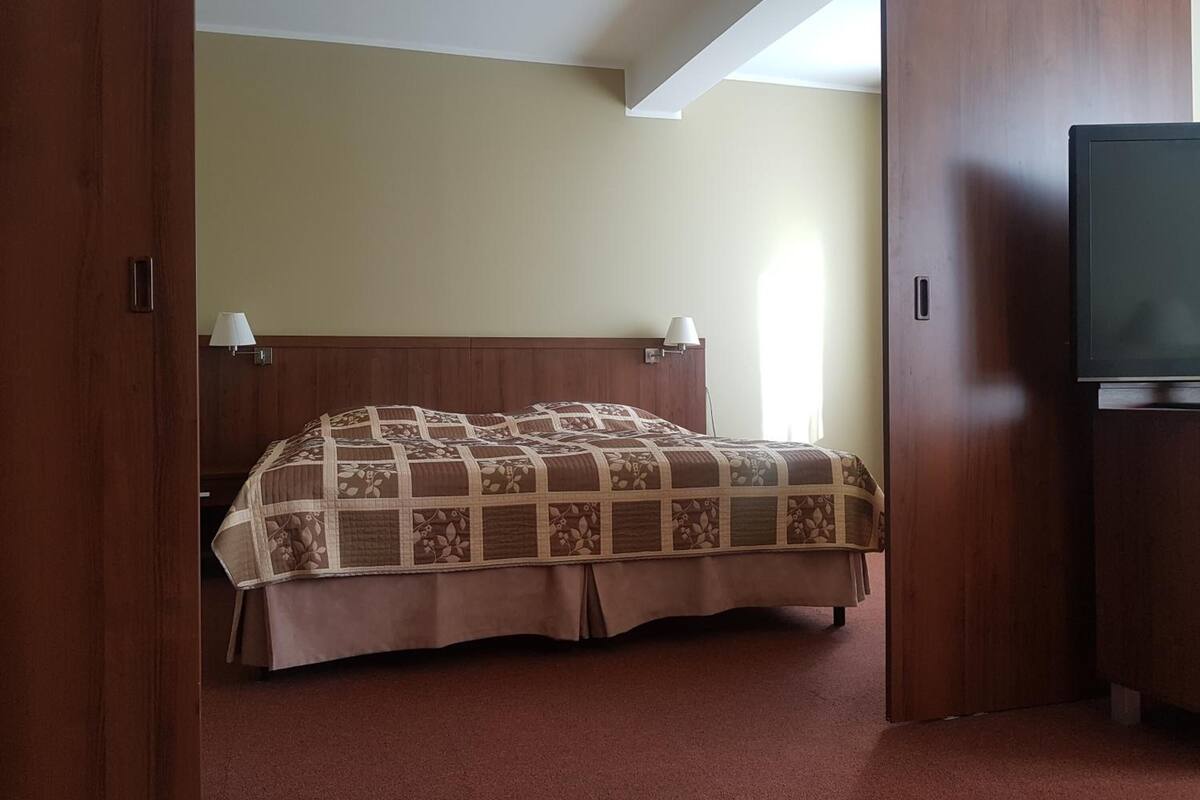 Cots/infant beds, free WiFi