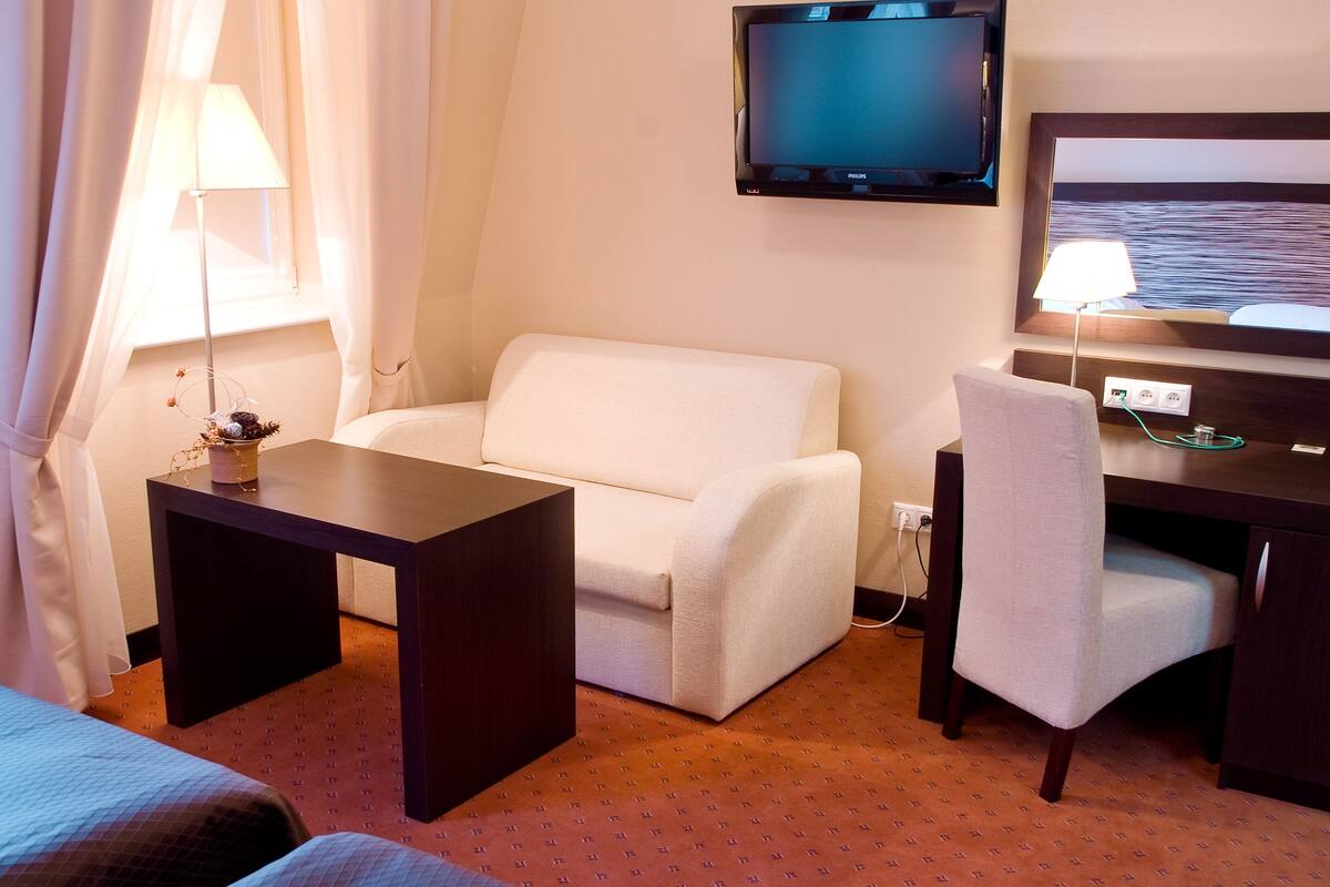 standard single room | living area | 39-inch led tv with digital channels, tv