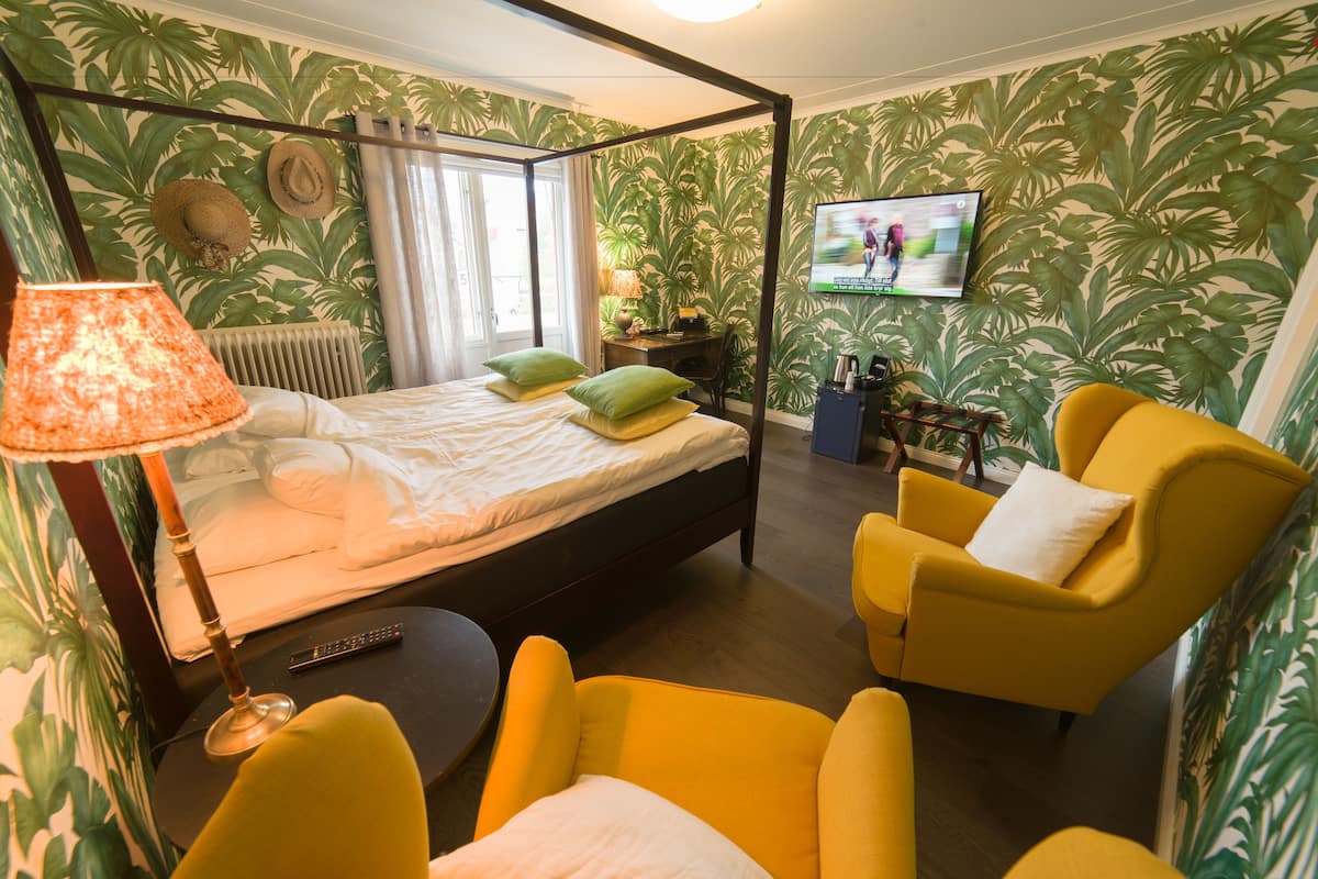 double room | individually decorated, individually furnished, desk, blackout curtains