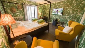Habitación doble | Decoración personalizada, muebles diferentes y escritorio