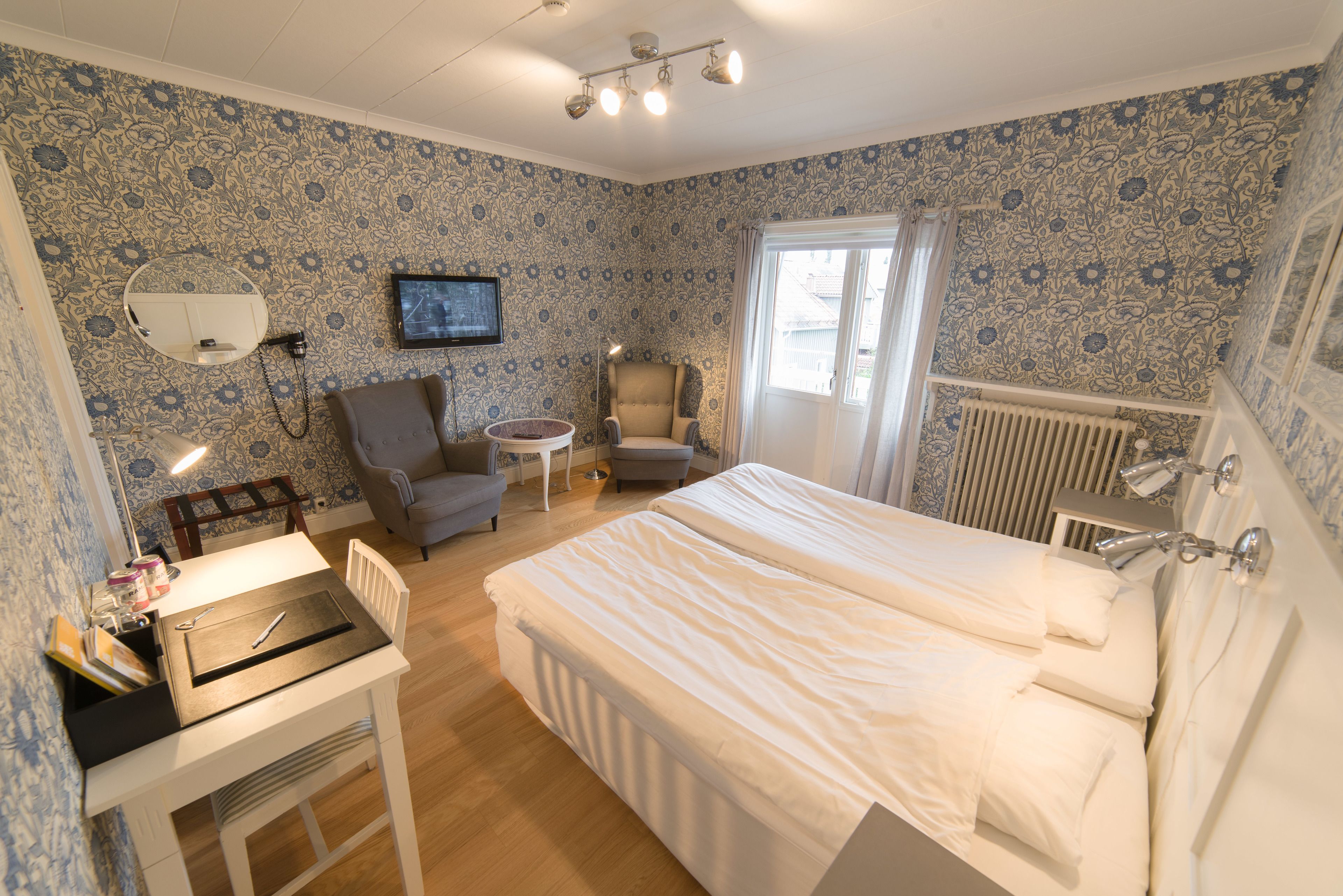 double room | individually decorated, individually furnished, desk, blackout curtains