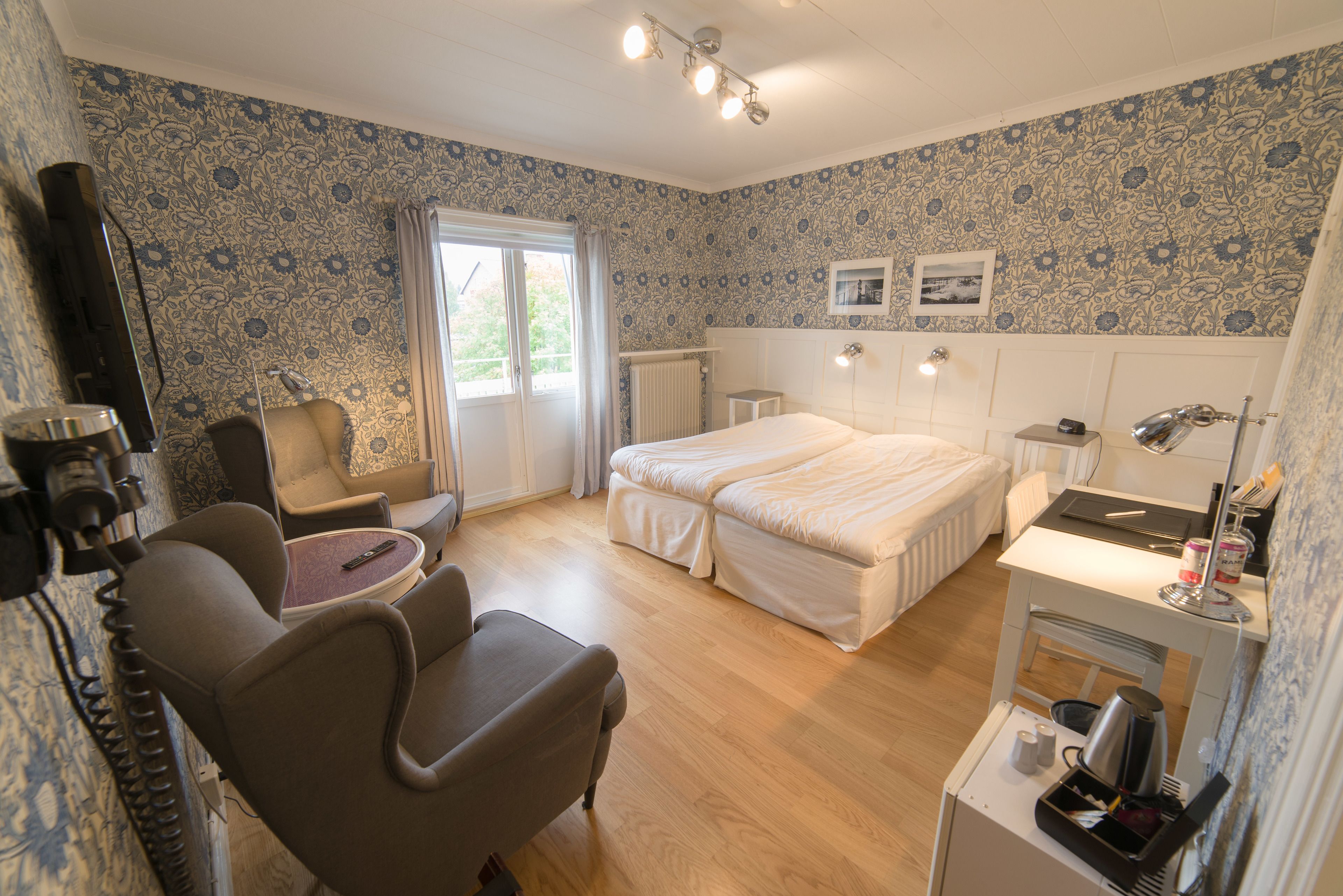 double room | individually decorated, individually furnished, desk, blackout curtains