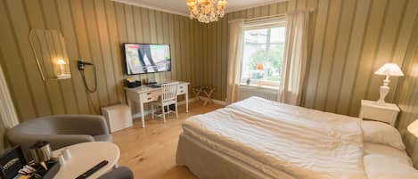 Double Room | Individually decorated, individually furnished, desk, blackout curtains