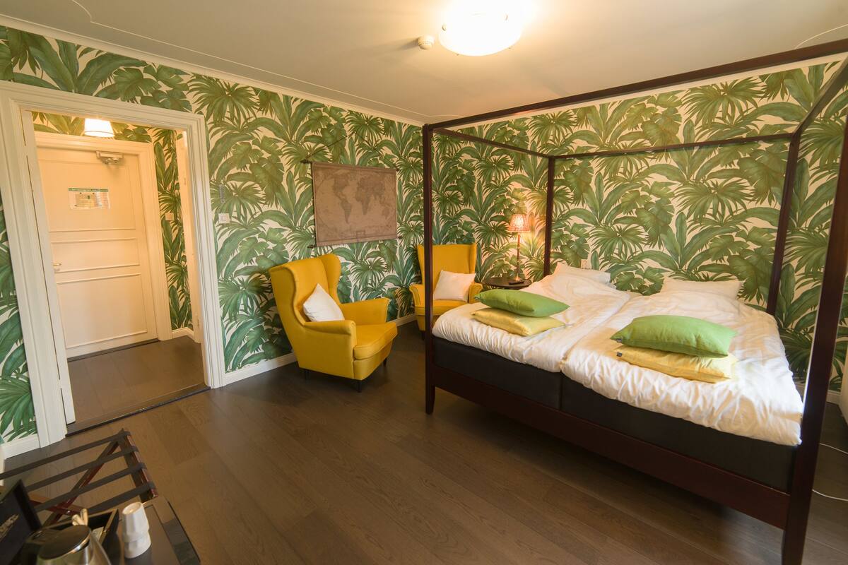 double room | individually decorated, individually furnished, desk, blackout curtains