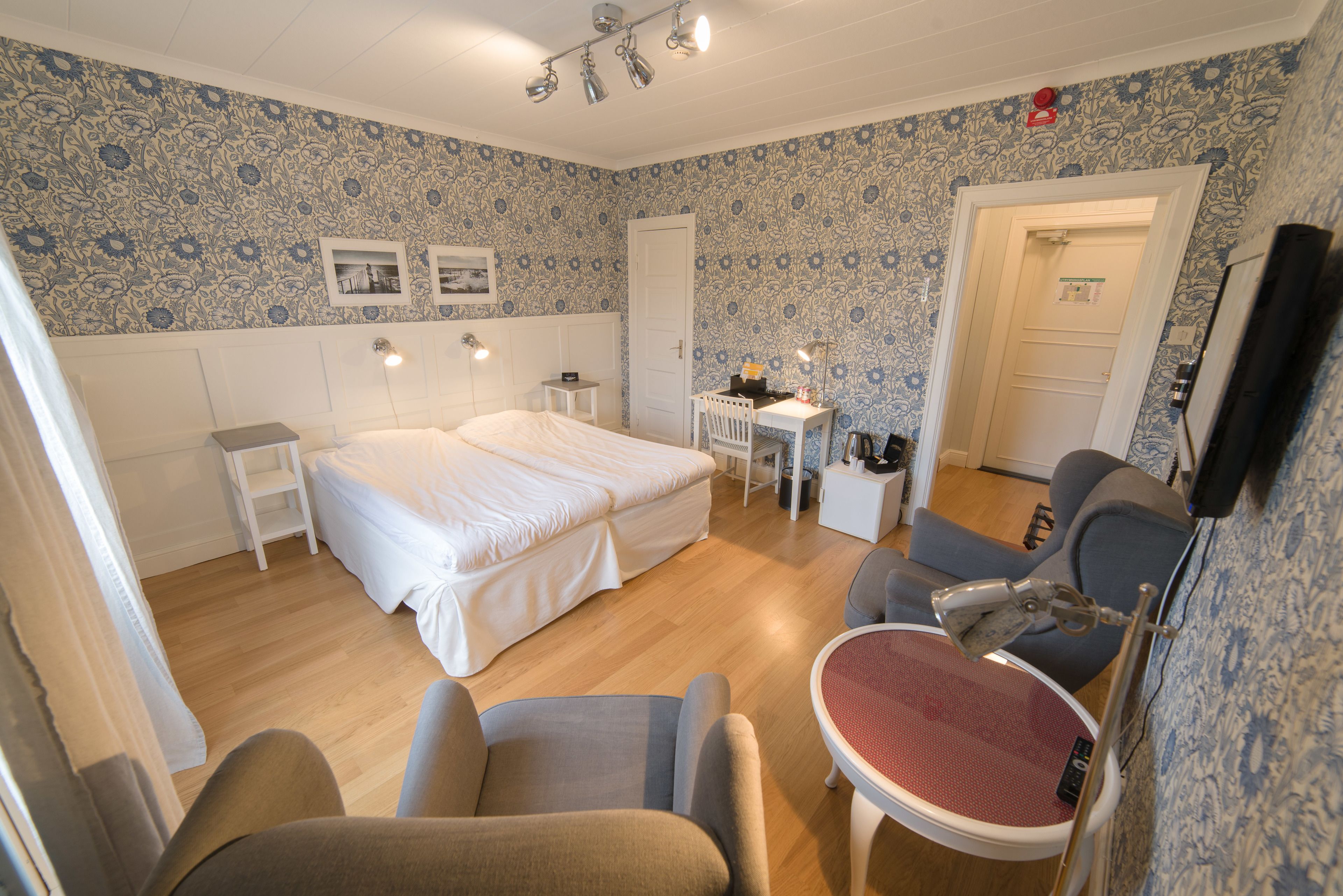 double room | individually decorated, individually furnished, desk, blackout curtains