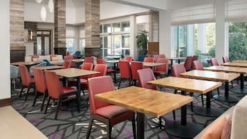 Frukost enligt egen beställning varje dag (USD 10.95 per person)