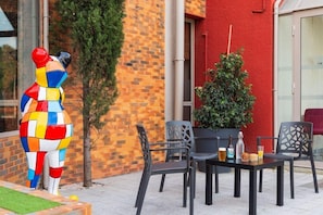 Outdoor dining - Balladins Marseille Aeroport (VITROLLES)