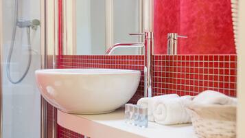 Camera Basic | Bagno | Doccia, set di cortesia gratuito, asciugacapelli, bidet