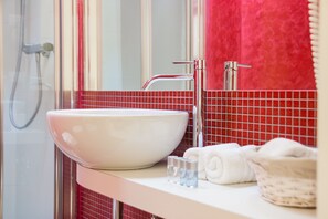 Quarto básico | Banheiro | Chuveiro, produtos de toalete grátis, secador de cabelo, bidê