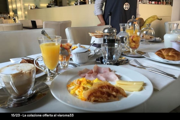 Colazione completa, servita tutte le mattine (5 EUR a persona)