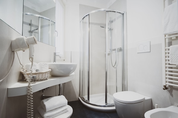 Habitación estándar con 1 cama doble o 2 individuales | Baño | Ducha, artículos de higiene personal gratuitos, secador de pelo y bidé