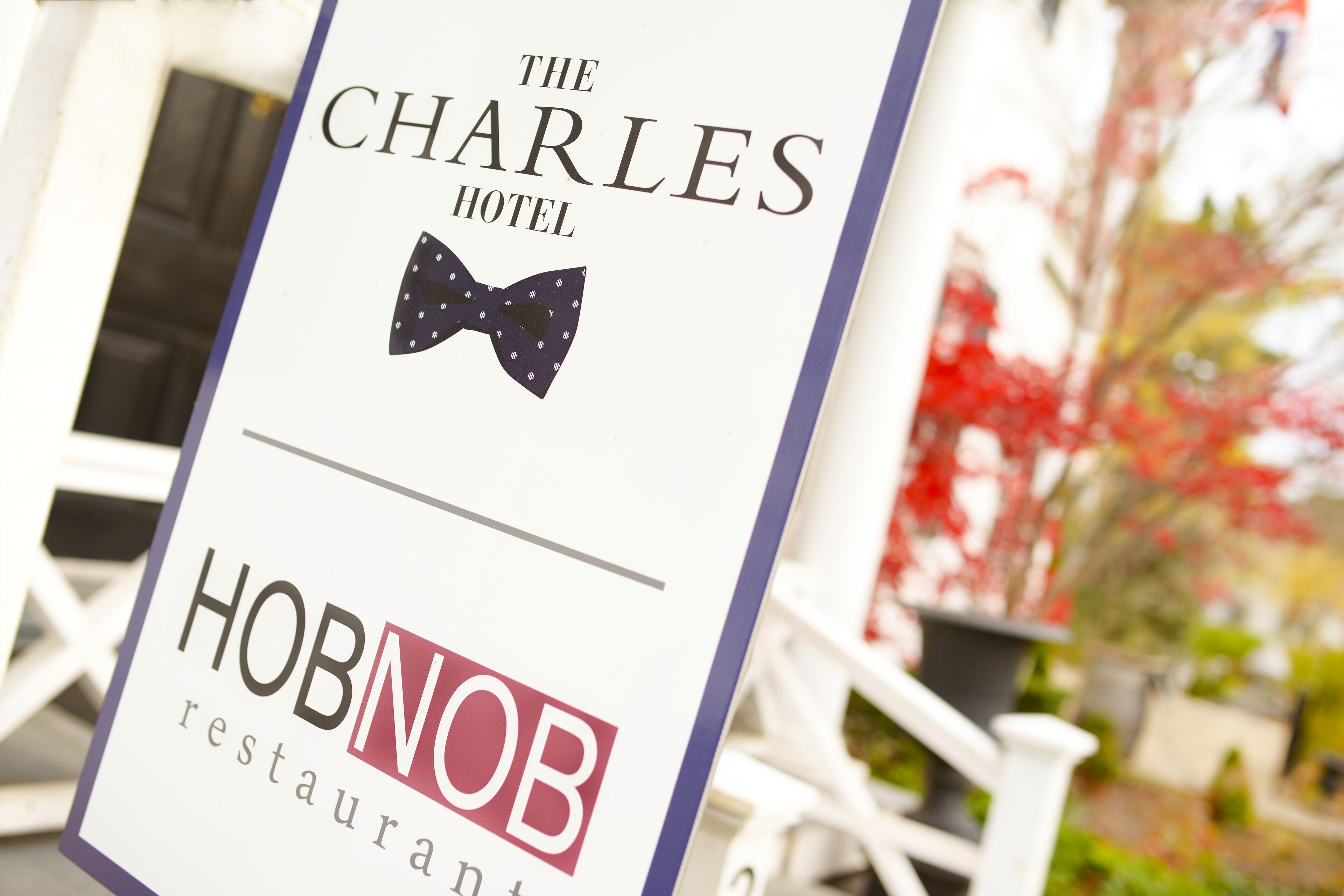 Señal para The Charles Hotel y el restaurante Hobnob.