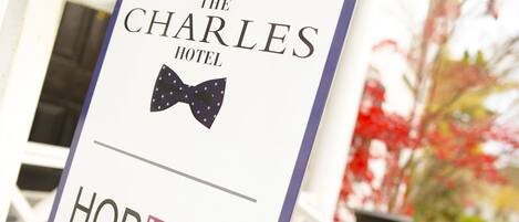 Señal para The Charles Hotel y el restaurante Hobnob.