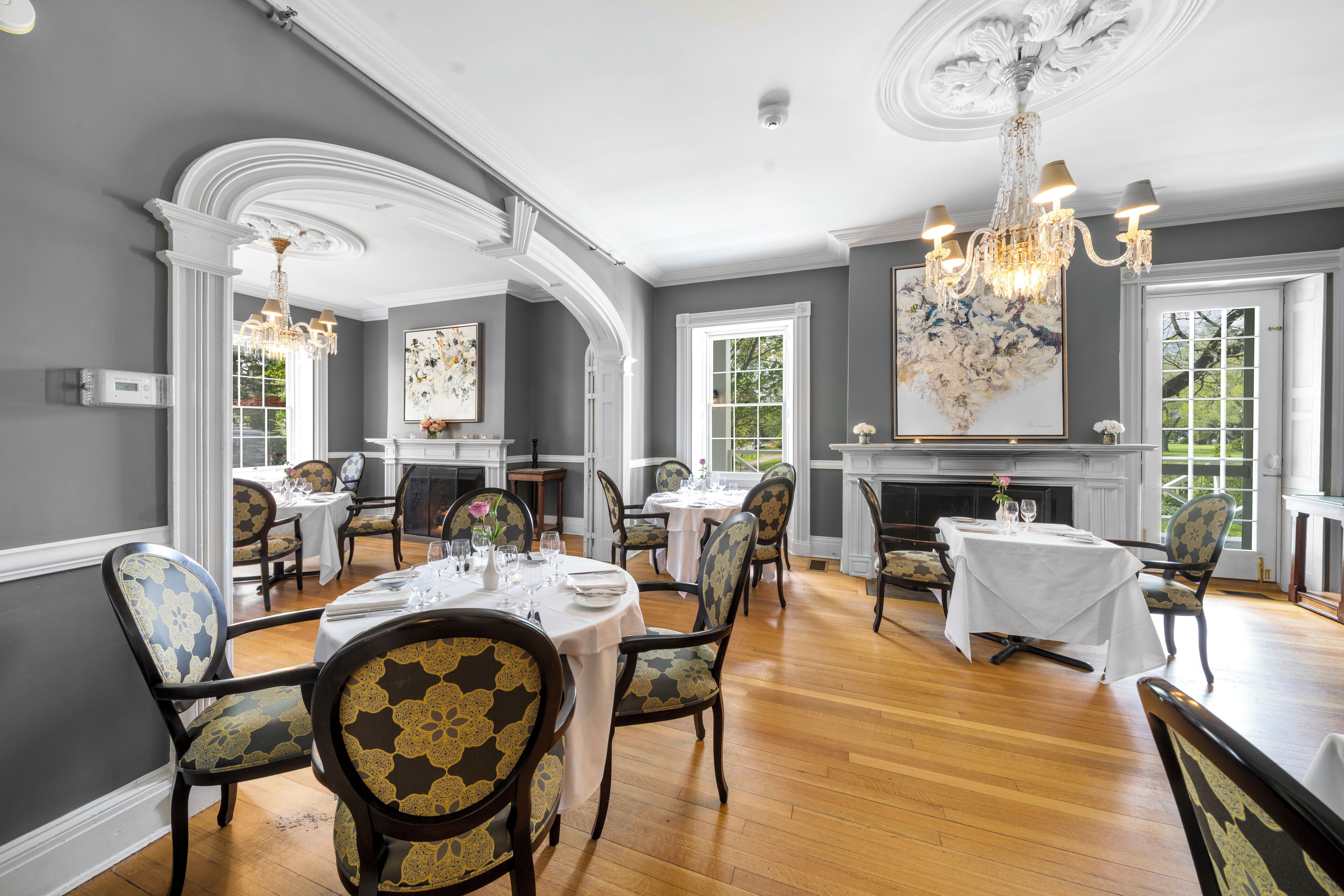 Serveert ontbijt, lunch, internationale gerechten, uitzicht op de tuin 