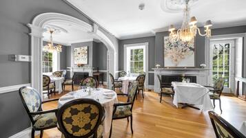 Petit déjeuner, déjeuner et dßner servis sur place, vue sur le jardin