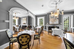 Breakfast, lunch, dinner served; international cuisine, garden views - The Charles Hotel (Niagara-on-the-Lake)