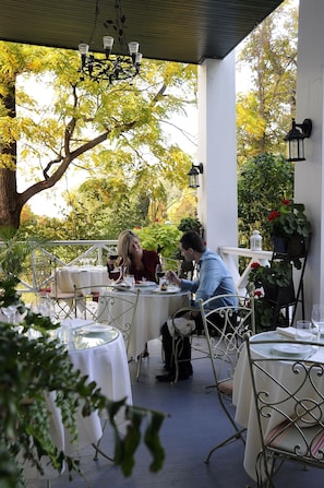 Frühstück, Mittagessen, internationale Küche, Blick auf den Garten