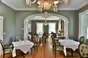 Petit-déjeuner, déjeuner et dîner servis sur place, vue sur le jardin