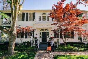 Un bâtiment blanc avec une enseigne indiquant « The Charles Inn » à l’entrée.