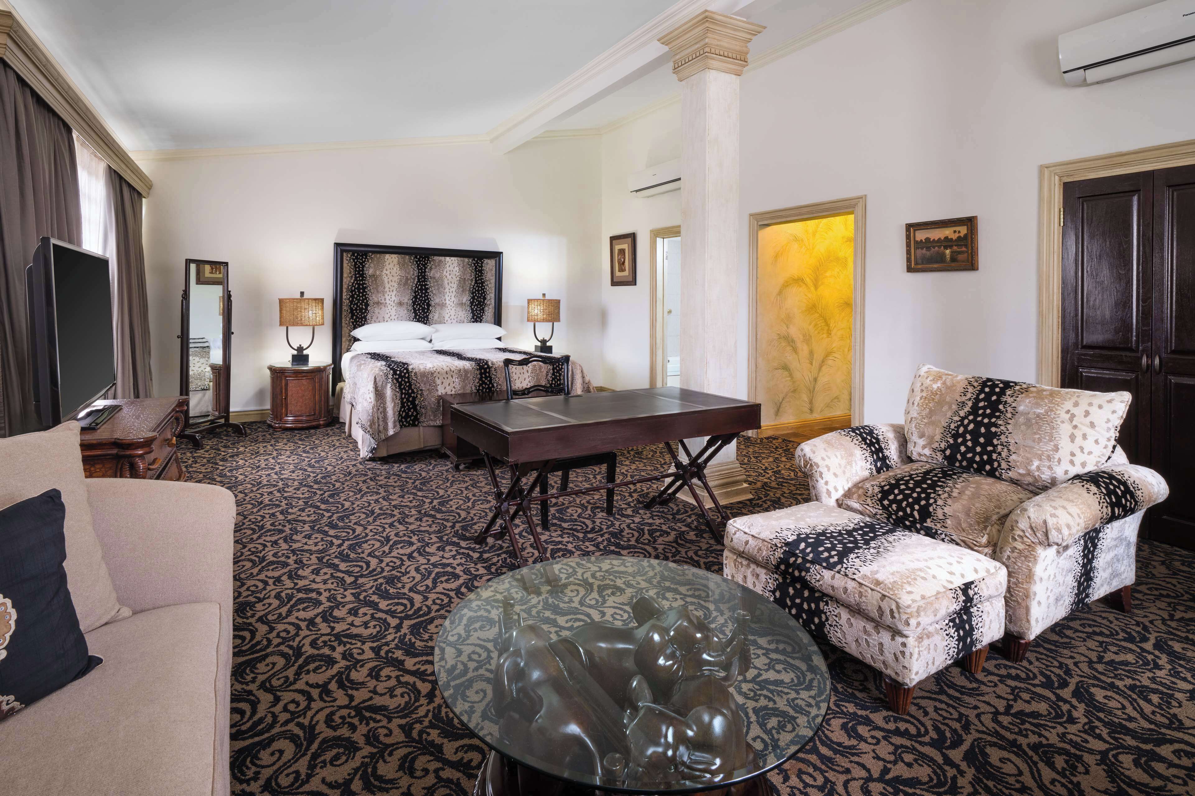 suite, 1 king bed, non smoking, jetted tub | premium bedding, minibar, in-room safe, desk