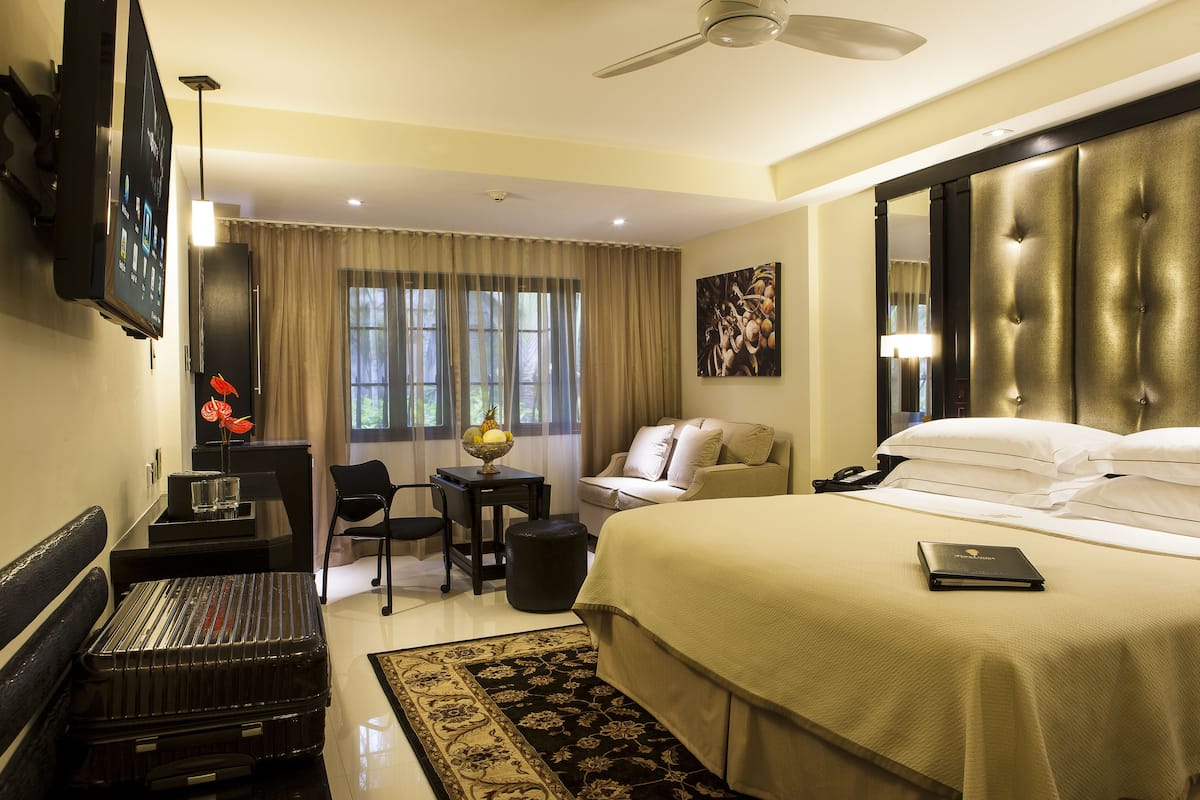 premium junior suite | premium bedding, minibar, in-room safe, desk