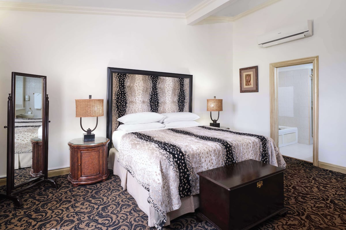 Suíte, 1 cama King, para não fumantes, banheira de hidromassagem | Roupas de cama premium, frigobar, cofres nos quartos, escrivaninha