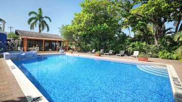 Una piscina al aire libre