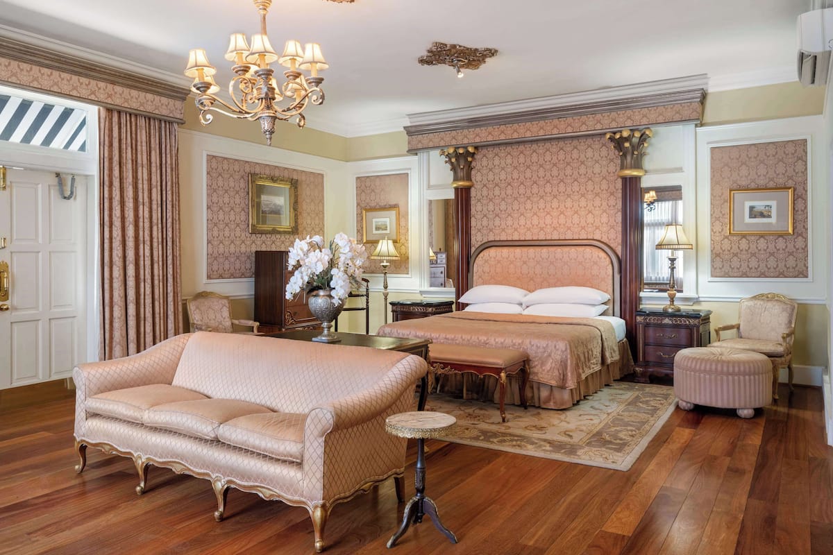 Suite, 1 kingsize bed, niet-roken, terras | Luxe beddengoed, een minibar, een kluis op de kamer, een bureau