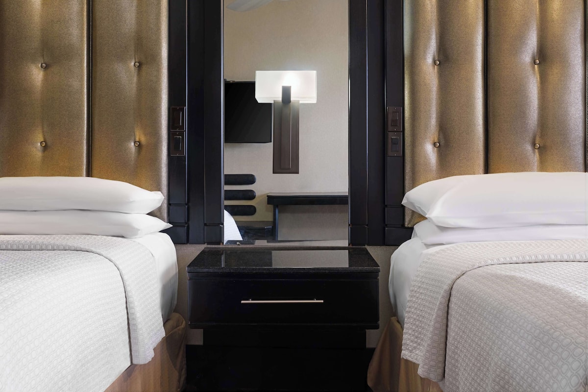 suite, 2 double beds, non smoking (walk-in shower) | premium bedding, minibar, in-room safe, desk