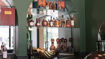 Una licorería con estantes llenos de botellas y una exhibición de copas de vino.