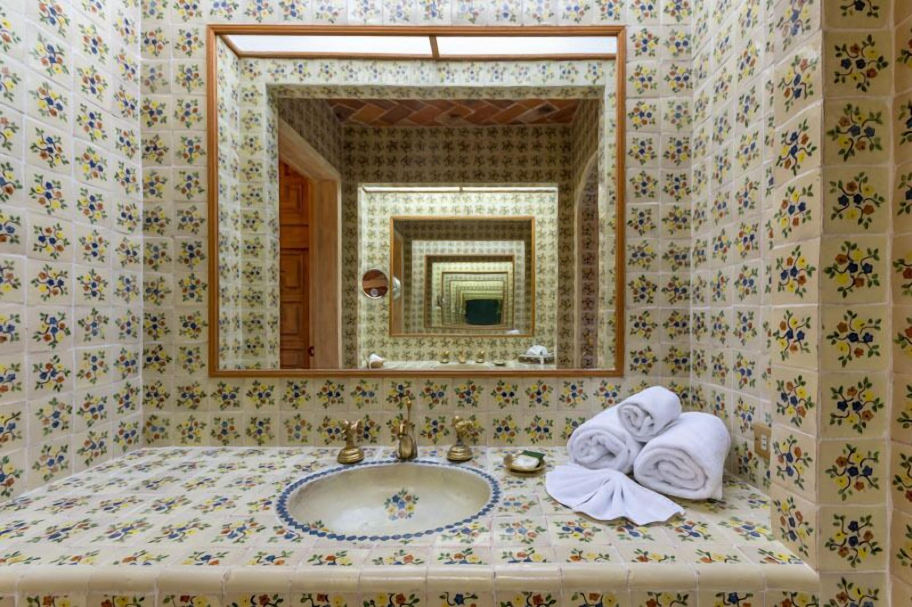 junior room, 1 king bed (solo habitacion) | bathroom | shower, free toiletries, hair dryer, towels