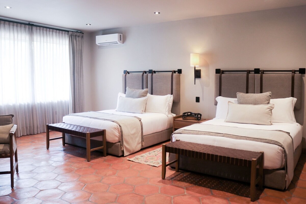 Habitación doble Deluxe | Ropa de cama de alta calidad y caja de seguridad en la habitación 