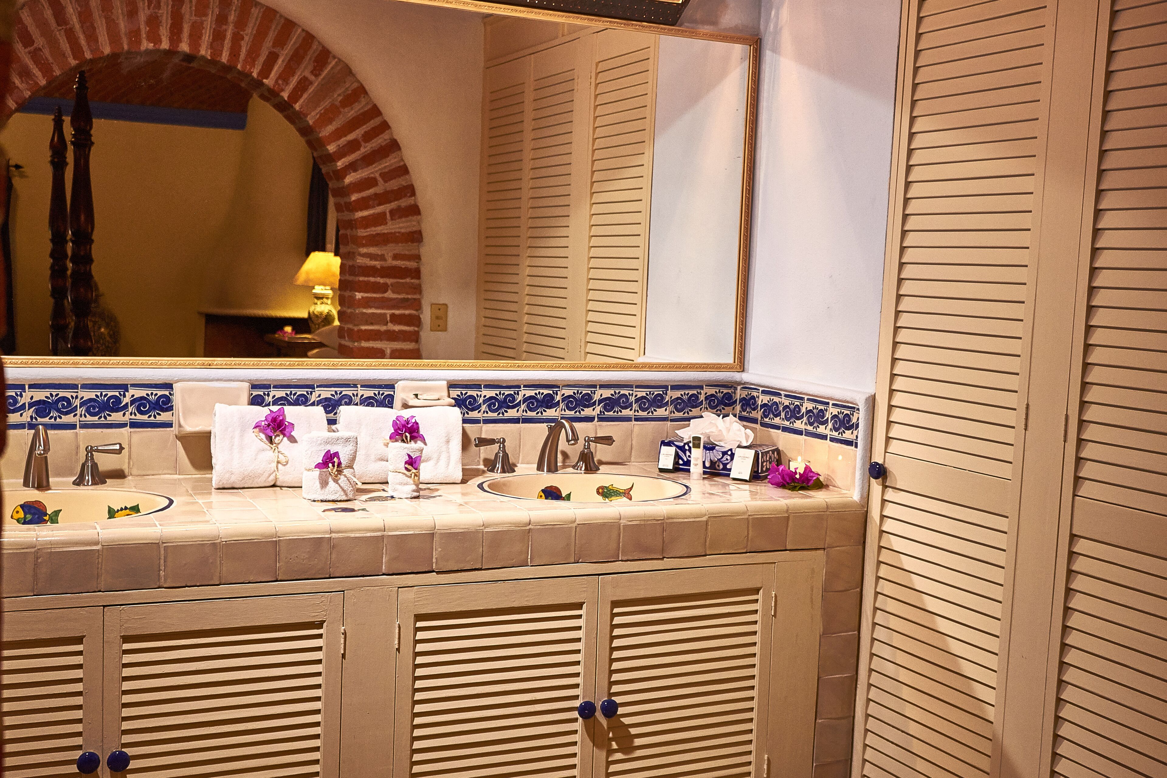 junior room, 1 king bed (solo habitacion) | bathroom sink